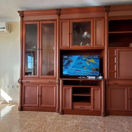 游艇会边的大房子 Apartment *